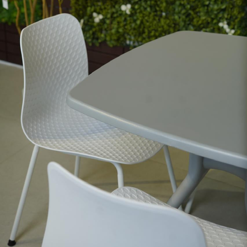 طقم أثاث خارجي عصري من كرسي وطاولة مربعة متينة