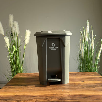 سلة مهملات كلاسيكية بدواسة - مجموعة متعددة الأحجام