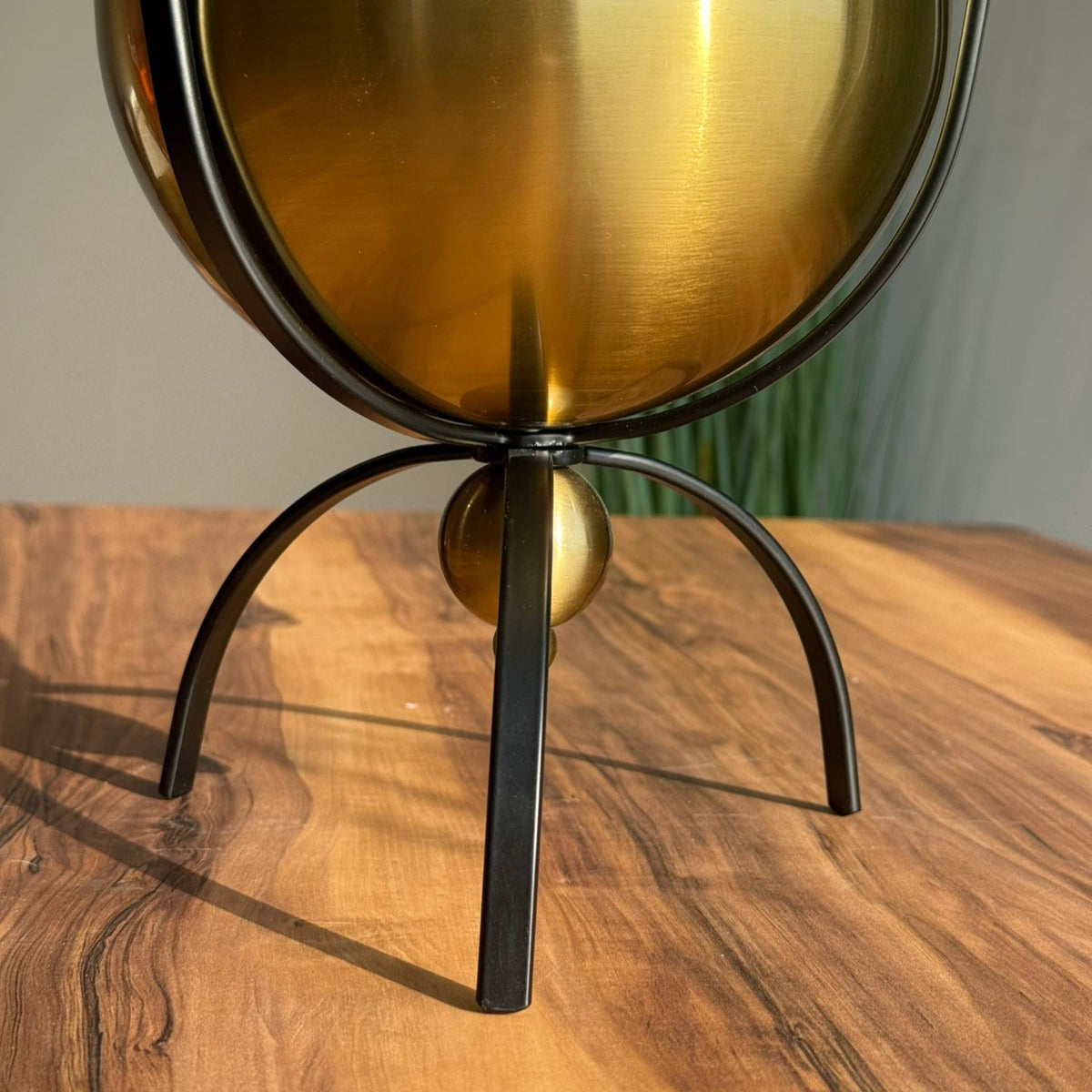 Aurum Tripod Planter
