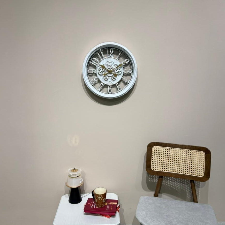 ساعة حائط مزخرفة عتيقة