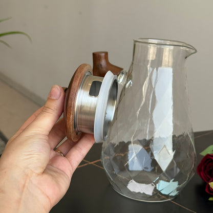 إبريق زجاجي أنيق بنمط ماسي مع مقبض وغطاء خشبي