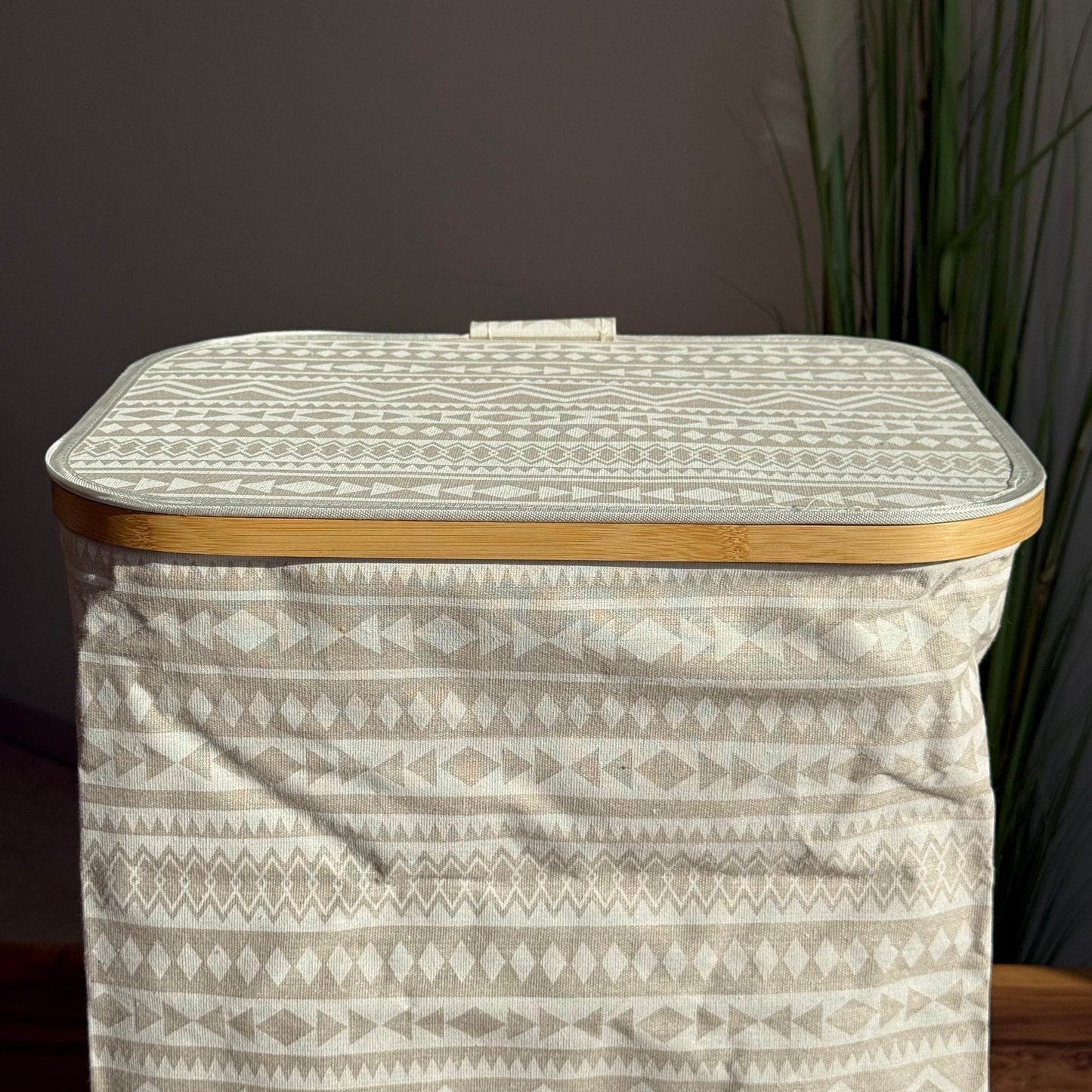 سلة تخزين قماشية بلمسات من الخيزران