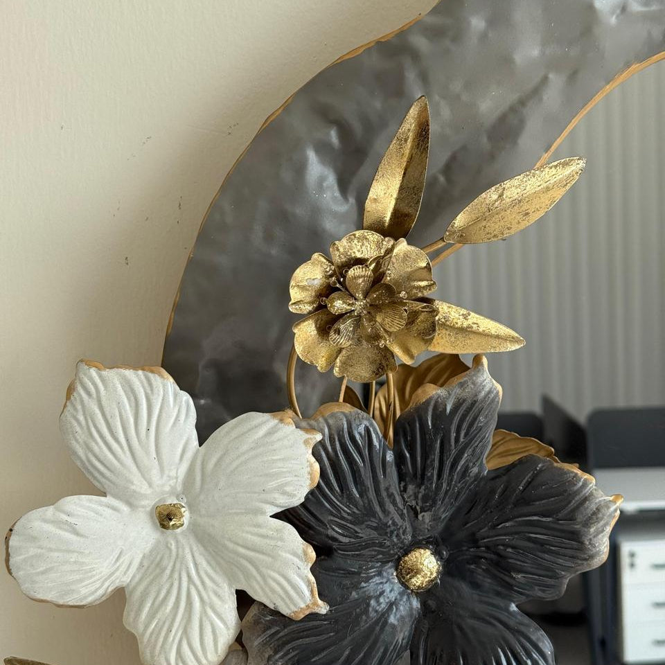 مرآة مزخرفة بإطار زهري
