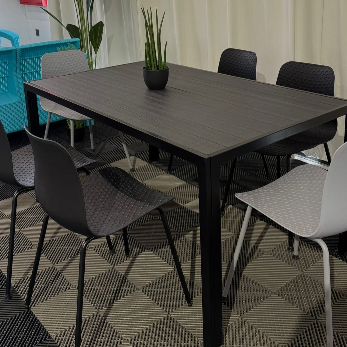 طقم أثاث خارجي حديث من كرسي وطاولة نوفا