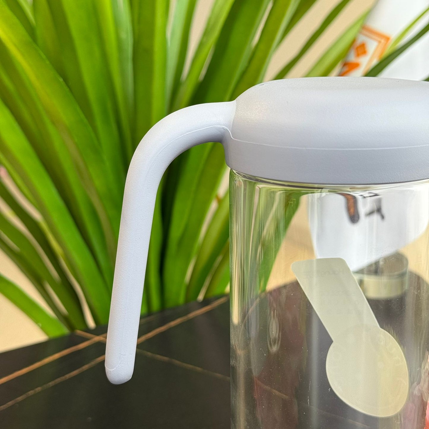 إبريق زجاجي صغير بغطاء سيليكون