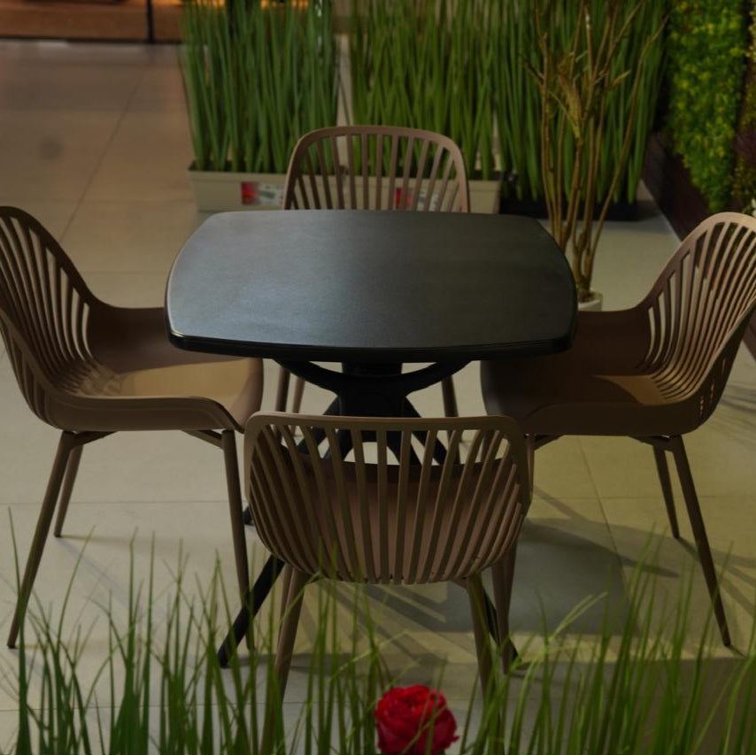 طقم كراسي خارجي من كراسي دانييلا وطاولة مربعة انيقة