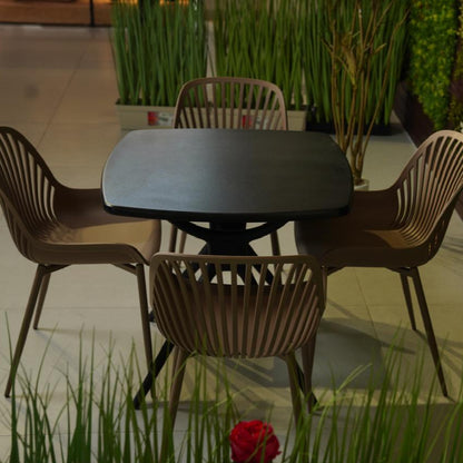طقم كراسي خارجي من كراسي دانييلا وطاولة مربعة انيقة