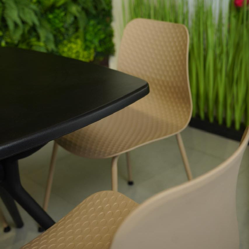 طقم أثاث خارجي عصري من كرسي وطاولة مربعة متينة