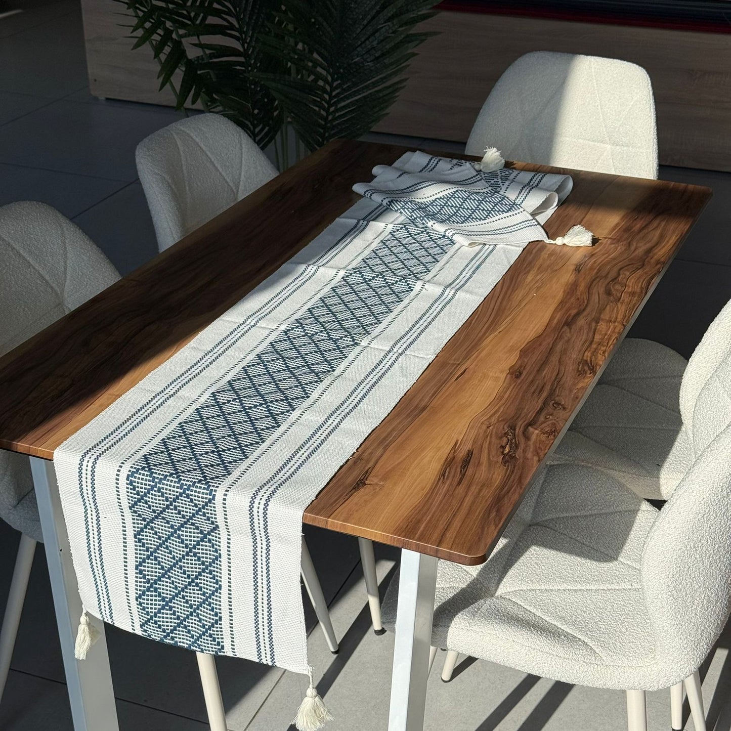 ٣٥ × ٢٢٨سم ڕایەخی سەر مێزی دیکۆراتی شاهانە