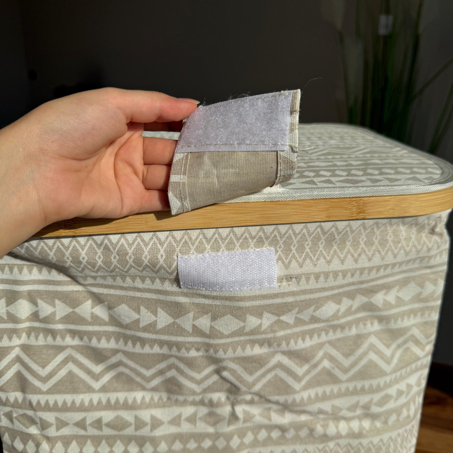 سلة تخزين قماشية بلمسات من الخيزران