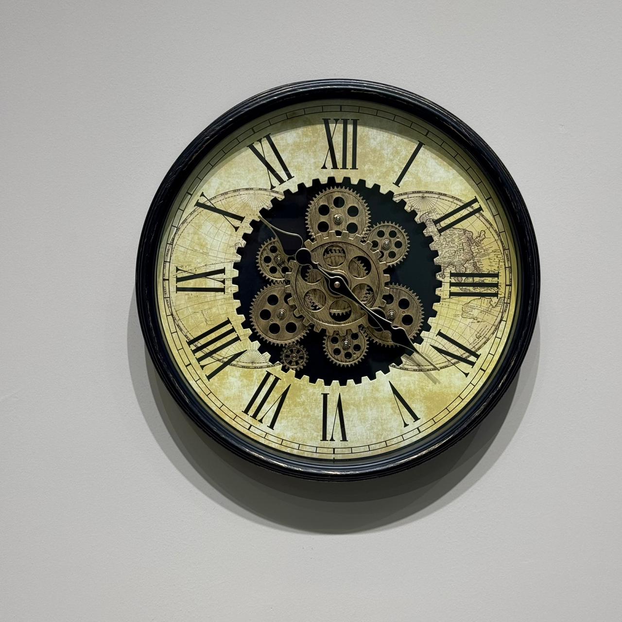 ساعة حائط مزخرفة كلاسيكية