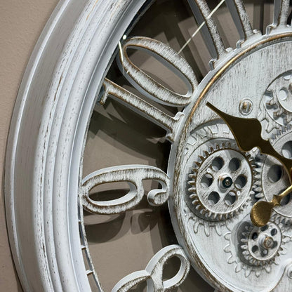 ساعة حائط مزخرفة عتيقة