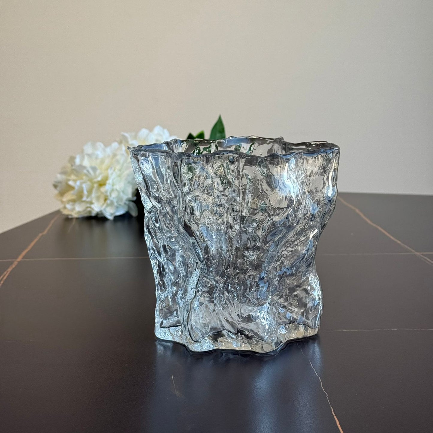 مزهرية حديثة منحوتة على الجليد