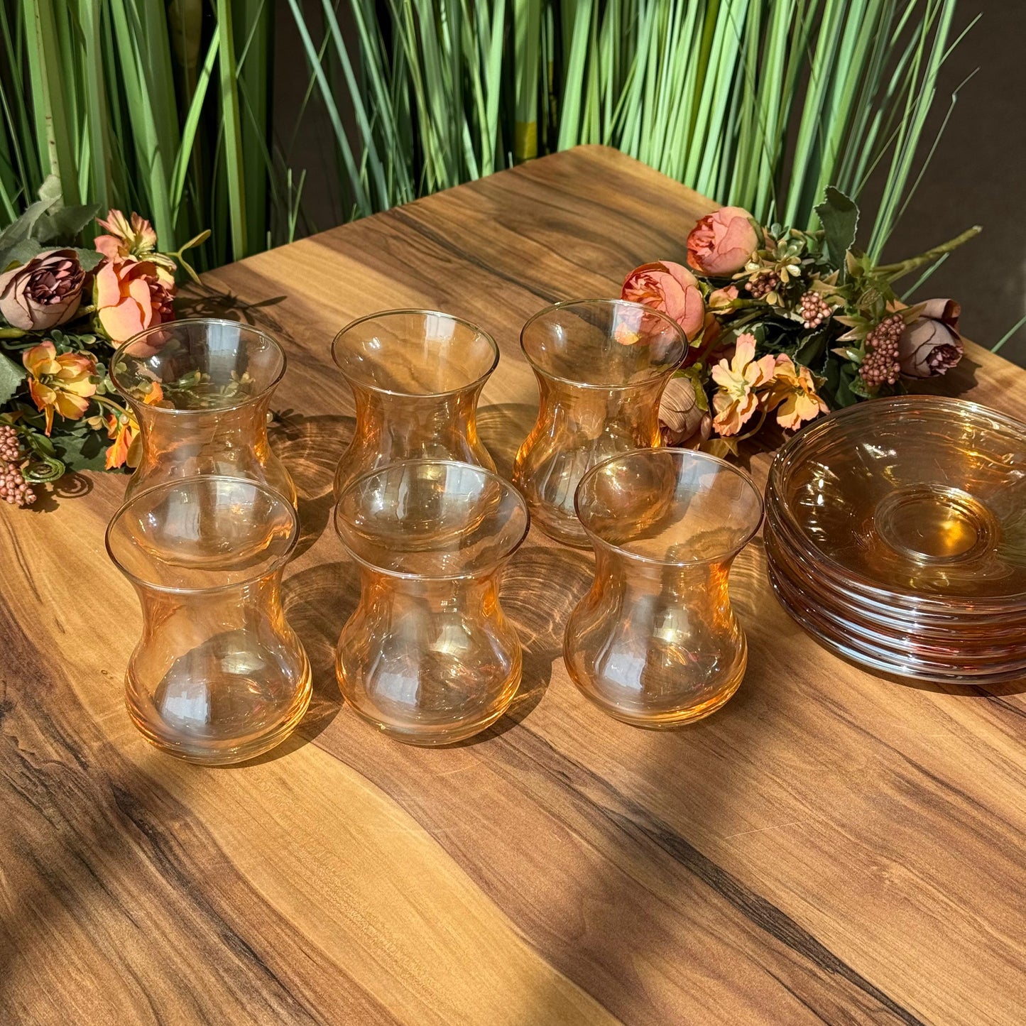 Elegant Curved Glass Tea Set with Matching Saucers