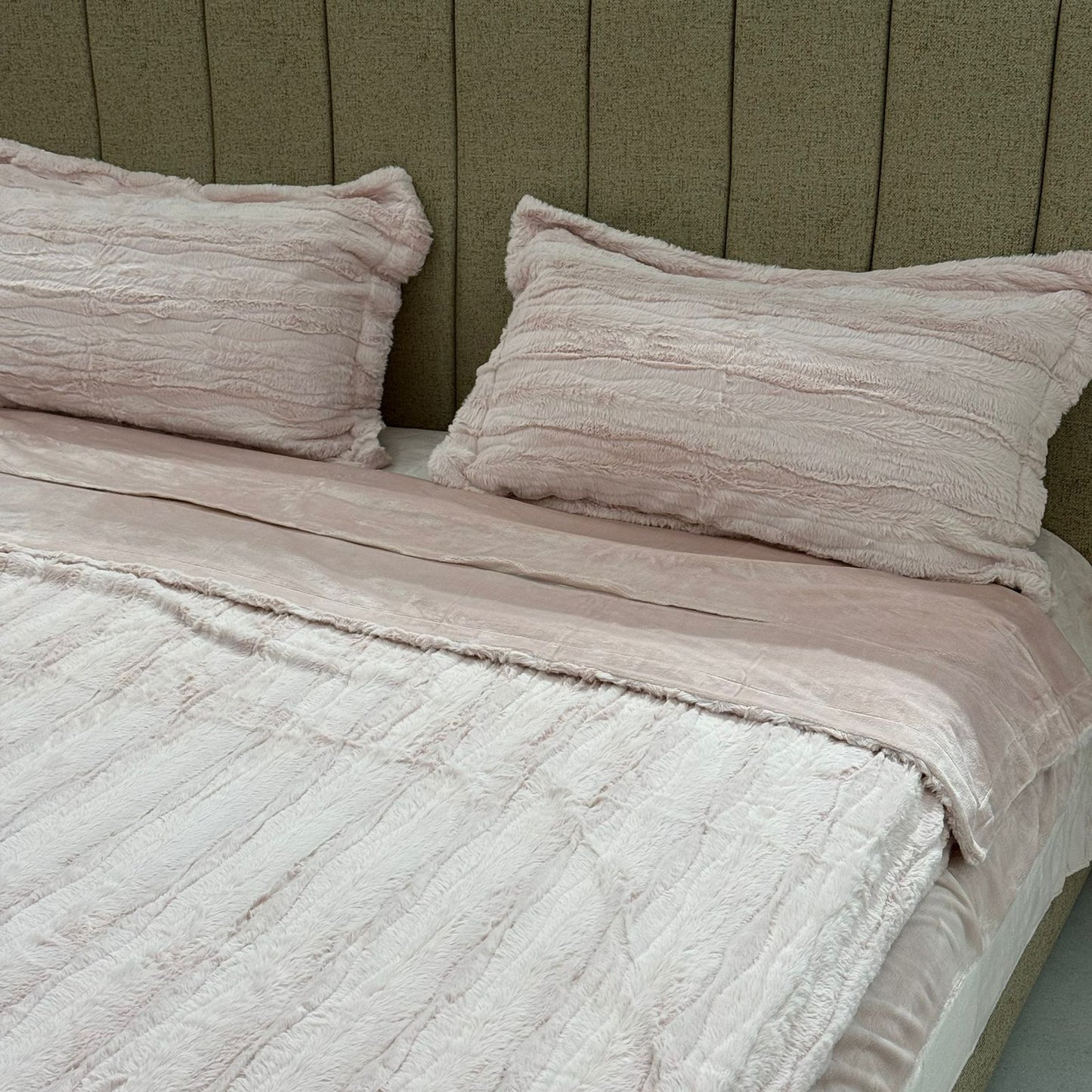 Luxury Plush 4-Piece Bedding Set – Soft & Cozy