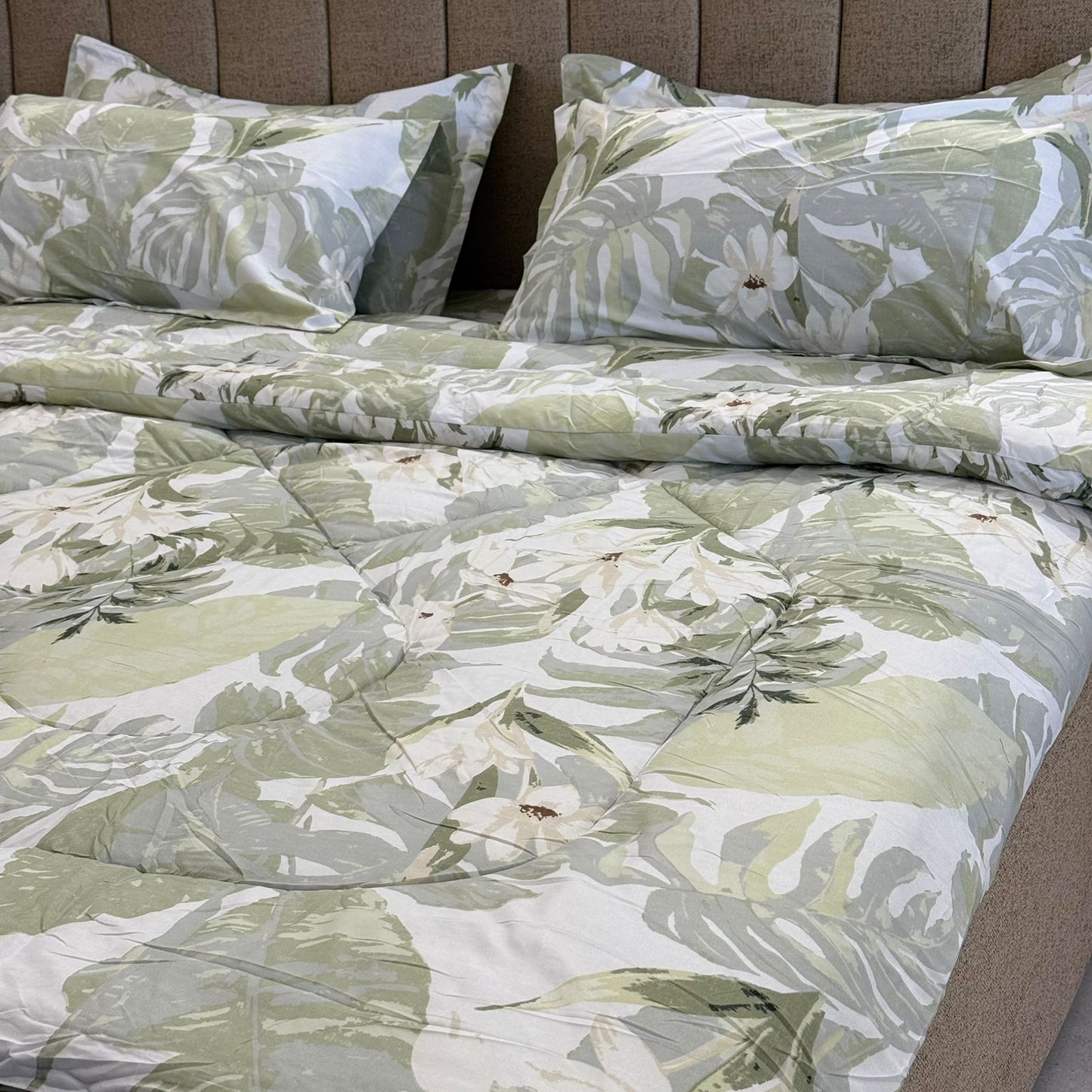 سێتێکی جێگەی نوستن دیکۆراتی نایاب – ٦ پارچە