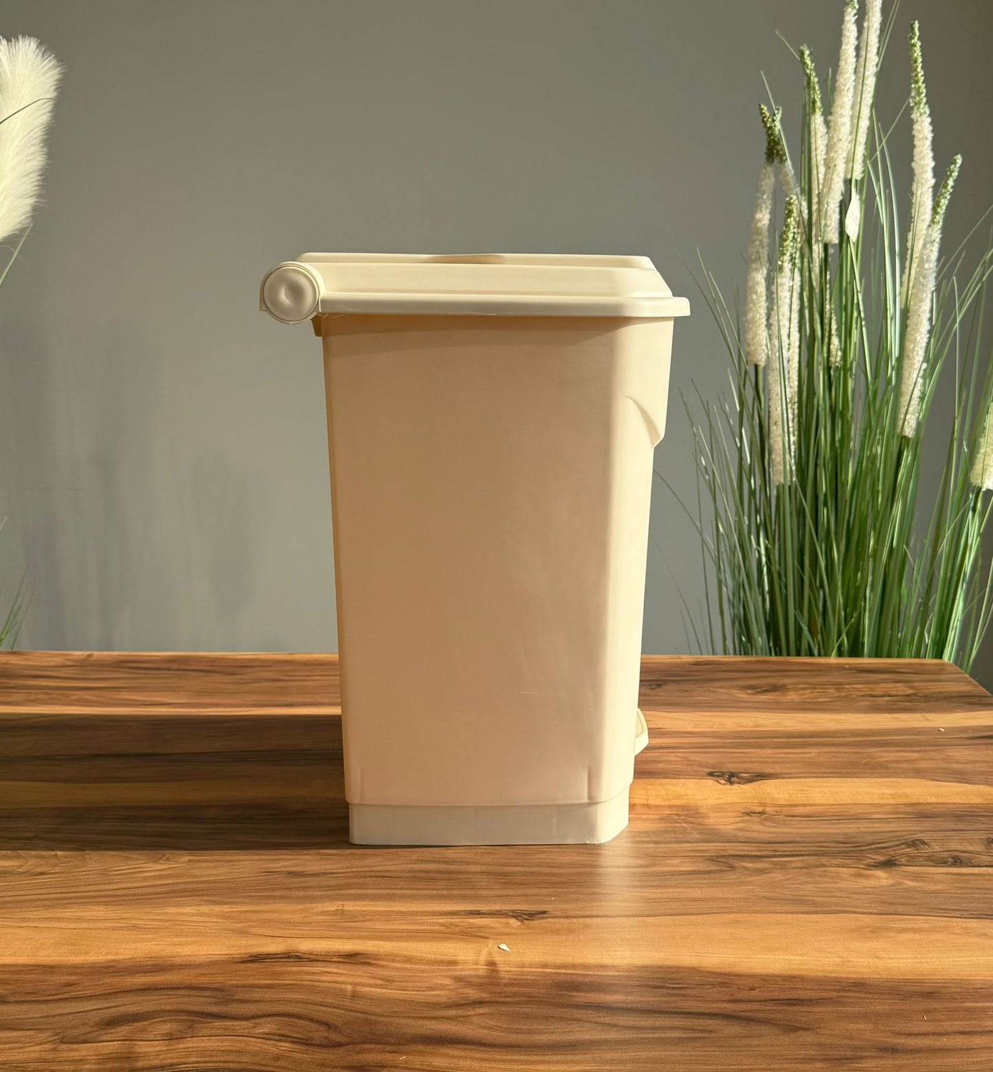 سلة مهملات كلاسيكية بدواسة - مجموعة متعددة الأحجام