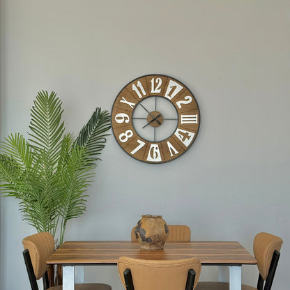 ساعة حائط خشبية