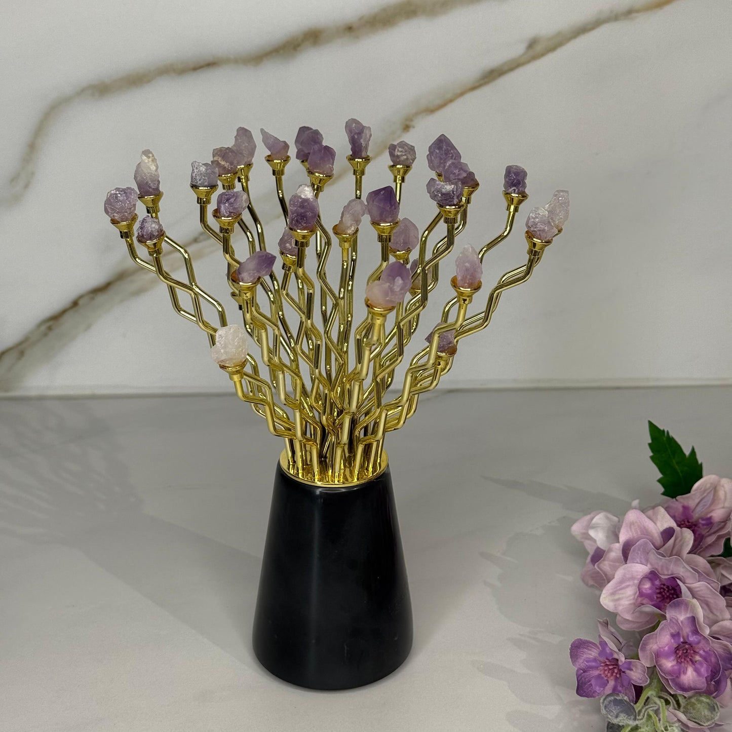 ديكور عصري من الأحجار الكريمة مع أغصان مطلية بالذهب وحامل السيراميك