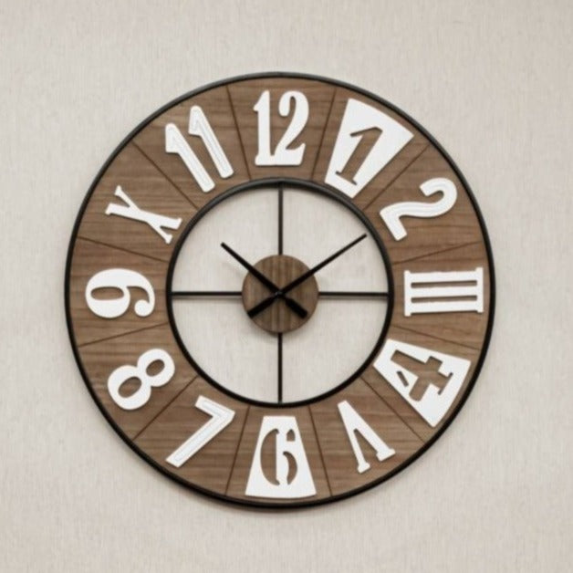 ساعة حائط خشبية