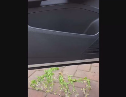 سلة المهملات الصغيرة المعلقة على السيارة